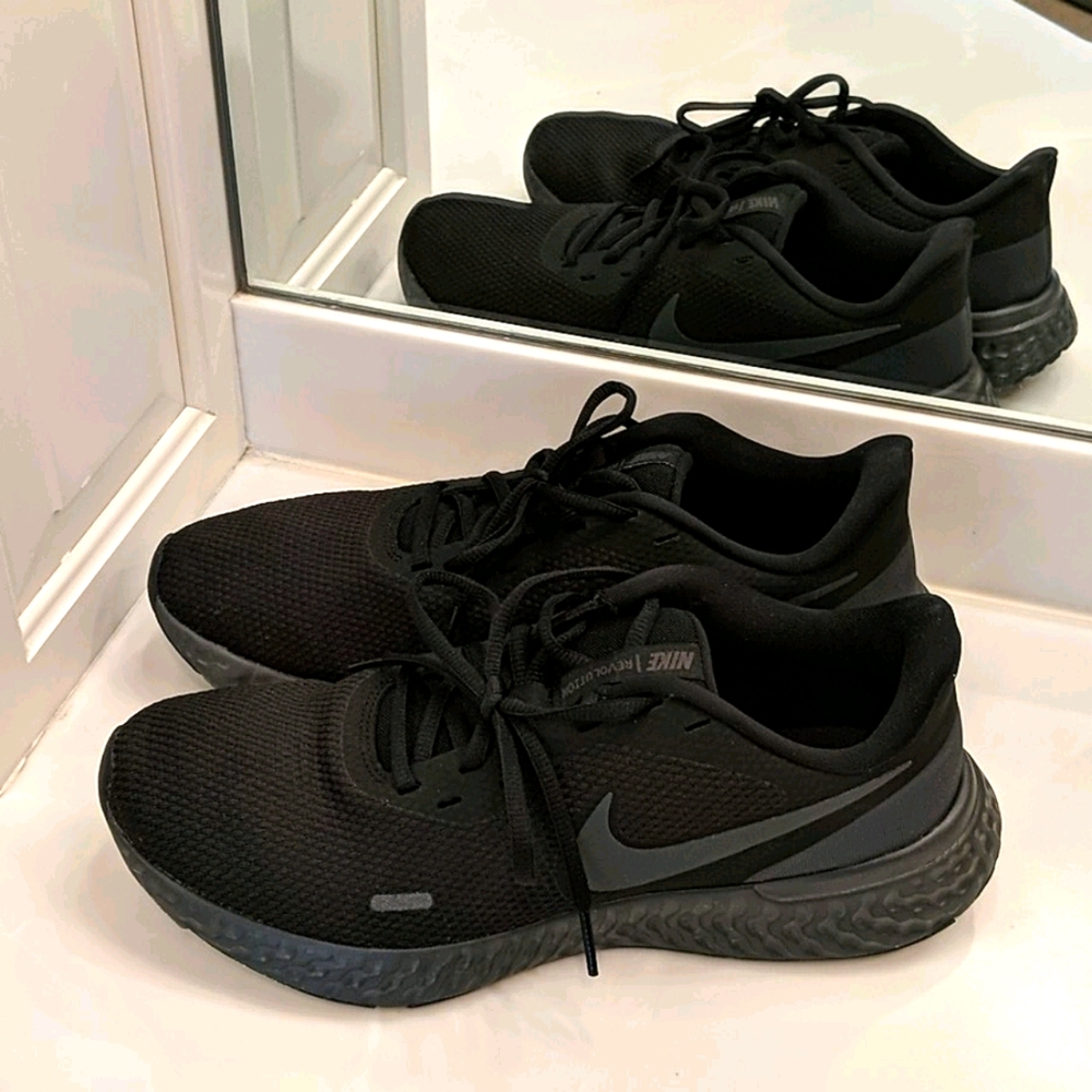 Gently used Women's Nike Revolution 5 shoes